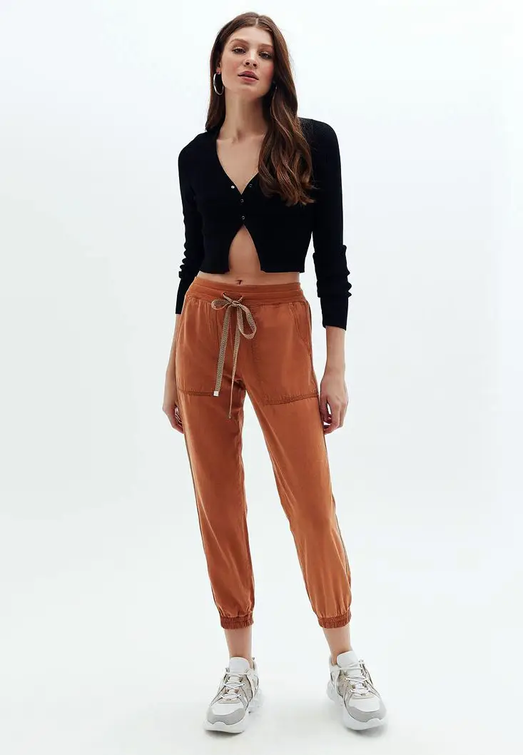 پیرهن ناف نما دخترانه شلوار جوگر قهوه ای کتانی سفید